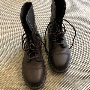 Mens Size 9 Womens 10 Dr. Martens 10 hole